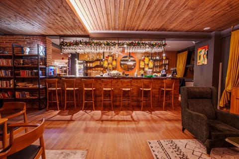 Nightclub / DJ, Lounge or bar, Lounge or bar, Drinks