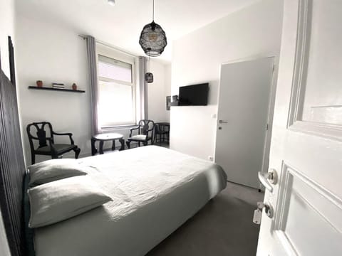 Bed, TV and multimedia, Photo of the whole room, Bedroom, hair dresser