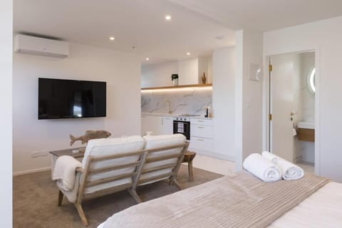 Luxury Apart, Balcony & Seaviews, Full Laundry, Kitchen & Heat Pump Apartment in Auckland
