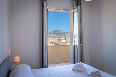 Nearby landmark, Bedroom, City view, Mountain view, Street view