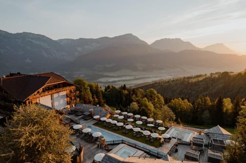 Property building, Bird's eye view, Spa and wellness centre/facilities, Swimming pool