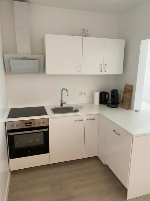 Coffee/tea facilities, Kitchen or kitchenette, dishwasher, stove, toaster