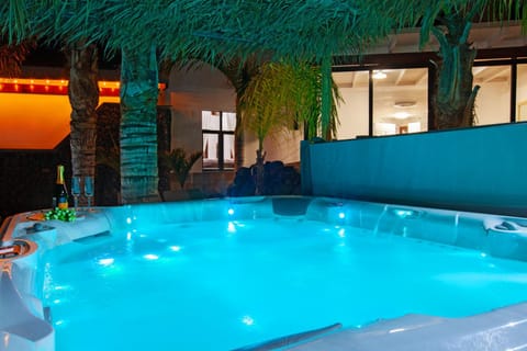 Night, Hot Tub, Spa and wellness centre/facilities, Swimming pool