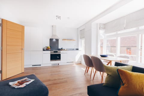 Kitchen or kitchenette, Seating area