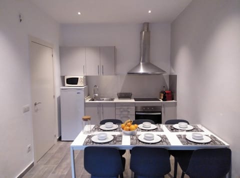 Kitchen or kitchenette, Dining area