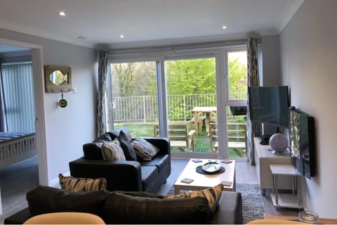 2 Bed Villa Sleeps 4 - Wifi Garden Sea Views Villa in Looe