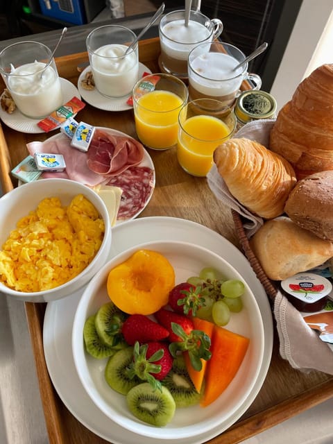 Food and drinks, Food, Breakfast, Breakfast, Continental breakfast, room service