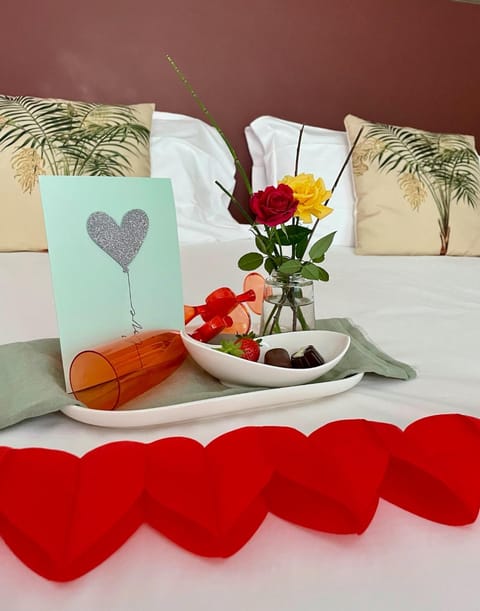 Bed, Food and drinks