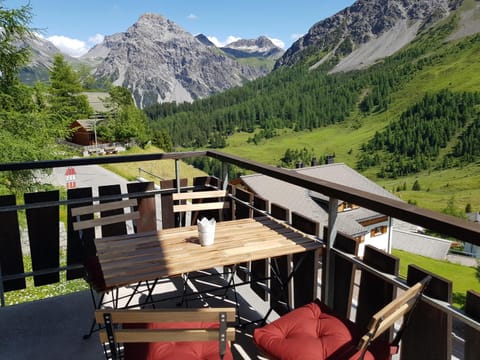 Natural landscape, View (from property/room), Balcony/Terrace, Dining area, Mountain view