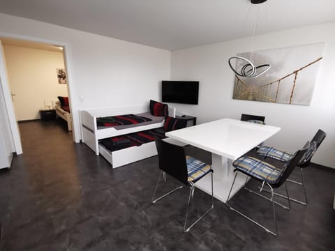 Bed, TV and multimedia, Dining area, Bedroom