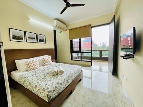 Bed, TV and multimedia, Balcony/Terrace, Bedroom, fireplace, air conditioner