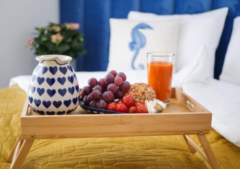 Coffee/tea facilities, Food and drinks, Food