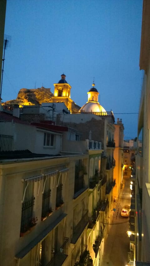 Balcony/Terrace, City view, Landmark view, Mountain view, Street view, Quiet street view