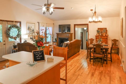 Cozy Whittier Home with Fire Pit Less Than 15 Mi to Hiking! Haus in Qualla