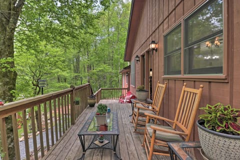 Cozy Whittier Home with Fire Pit Less Than 15 Mi to Hiking! House in Qualla