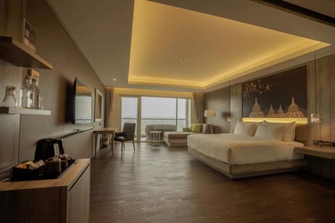 Bed, Natural landscape, TV and multimedia, Living room, Photo of the whole room, Seating area, Bedroom, Landmark view, Landmark view