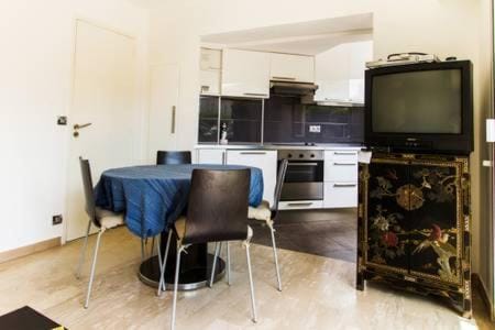 NICE FLAT WITH GARDENS 10 MNS CROISETT Apartment in Mougins