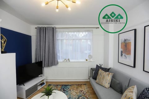 FW Haute Apartments at Hillingdon, 3 Bedrooms and 2 Bathrooms Pet Friendly HOUSE with Garden, with King or Twin beds with FREE WIFI and FREE PARKING House in Uxbridge