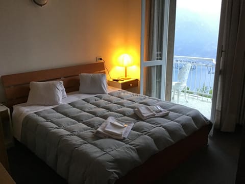 Bed, Bedroom, Lake view