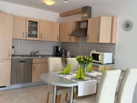 Kitchen or kitchenette, Dining area