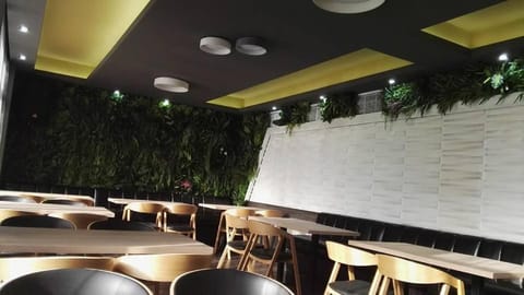 Restaurant/places to eat, Lounge or bar