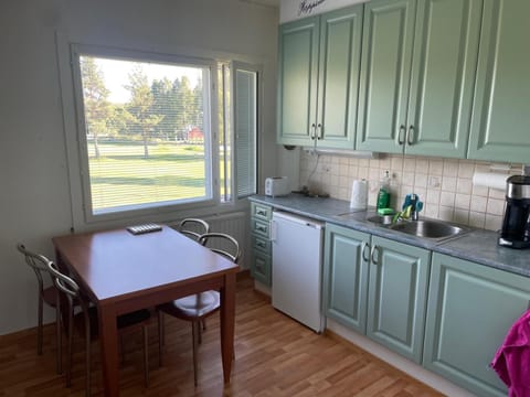 Coffee/tea facilities, Kitchen or kitchenette, Dining area, stove