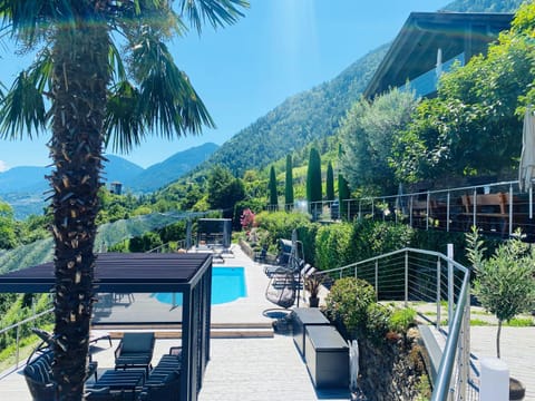 Property building, Nearby landmark, Spring, Day, Natural landscape, Garden, Garden view, Mountain view