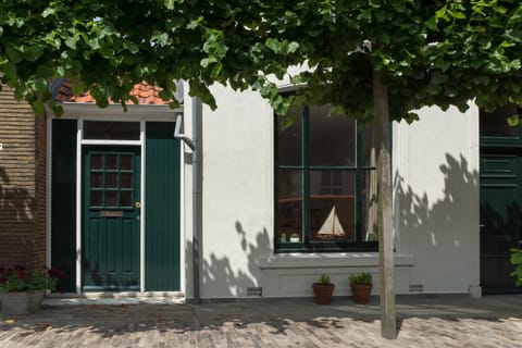 Facade/entrance, Bird's eye view