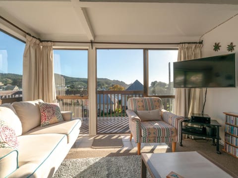 The Music Lounge - Onemana Holiday Chalet House in Whangamatā