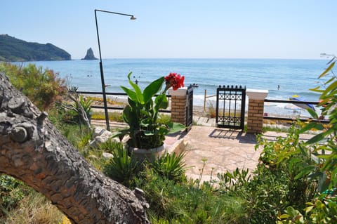 Corfu Beachfront holiday Houses Yannis on Agios Gordios beach Maison in Saint Gordios beach