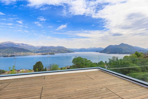 Nearby landmark, Balcony/Terrace, Lake view, Landmark view, Mountain view