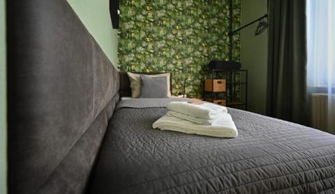 Bed, Bedroom, towels