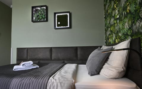 Bed, Photo of the whole room, towels