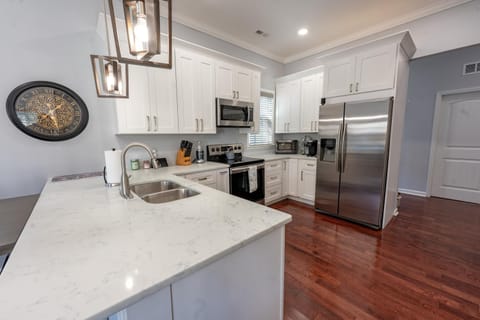 Remodeled Historic House Walkable to Everything Maison in Raleigh