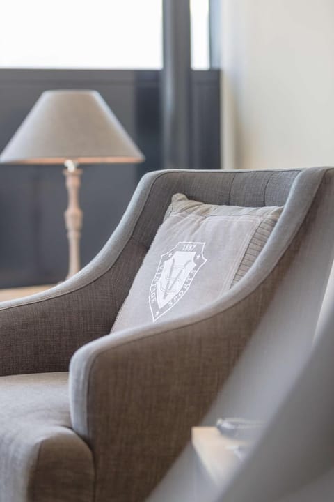 Photo of the whole room, Seating area