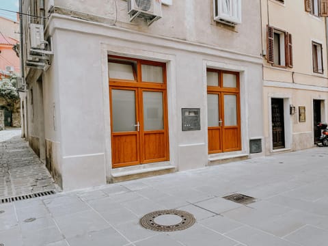 Property building, Facade/entrance