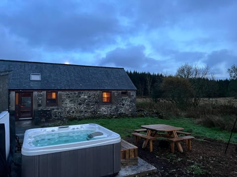 Ochiltree cottage House in England