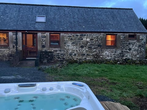 Ochiltree cottage House in England