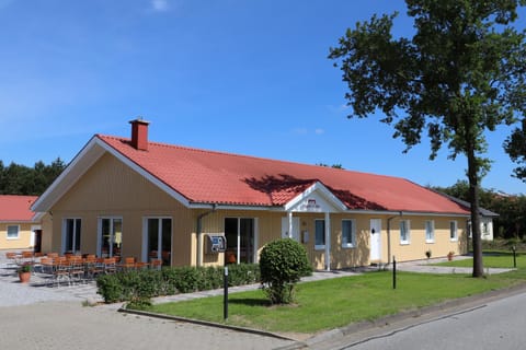 Property building, Day, Garden, Street view