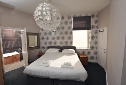 Harrogate Self Catering - Harrogate Convention View Suite - 5 En-suite Bedrooms Apartment in Harrogate