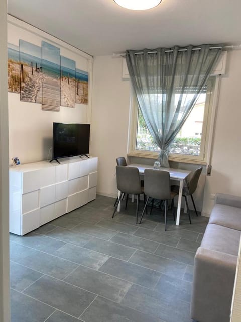 Appartamento completamente rinnovato, con giardino, a 100 mt dal mare Apartment in Marina di Massa
