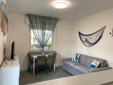 Appartamento completamente rinnovato, con giardino, a 100 mt dal mare Apartment in Marina di Massa