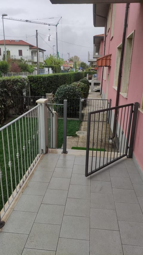 Appartamento completamente rinnovato, con giardino, a 100 mt dal mare Apartment in Marina di Massa