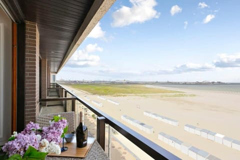 Huswell - Studio with great sea view on terrace Apartment in Knokke-Heist