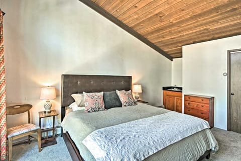 Beautiful Breck Townhome with Pool 1 Mi to Main St! House in Breckenridge