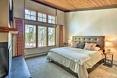 Beautiful Breck Townhome with Pool 1 Mi to Main St! House in Breckenridge