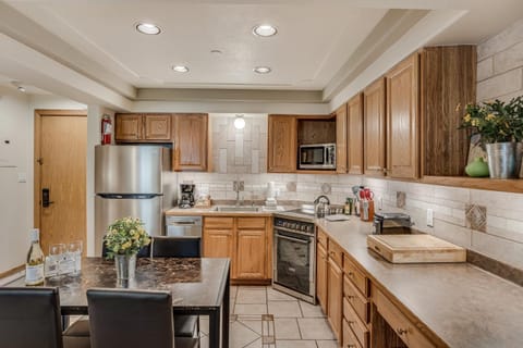 Kitchen or kitchenette, Dining area