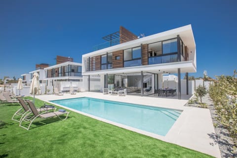 Property building, Garden, Swimming pool