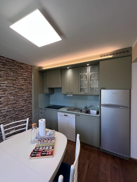 Dining area, kitchen