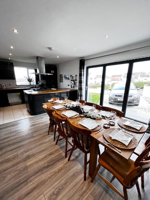 Dreghorn House 5 b-rooms 9 beds 3 toilets 2 showers,1 bath 2 receiption Secure free Parking 233 Wifi House in Edinburgh